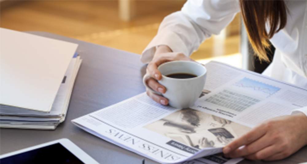 Image d'une tasse de café et de papiers sur un bureau